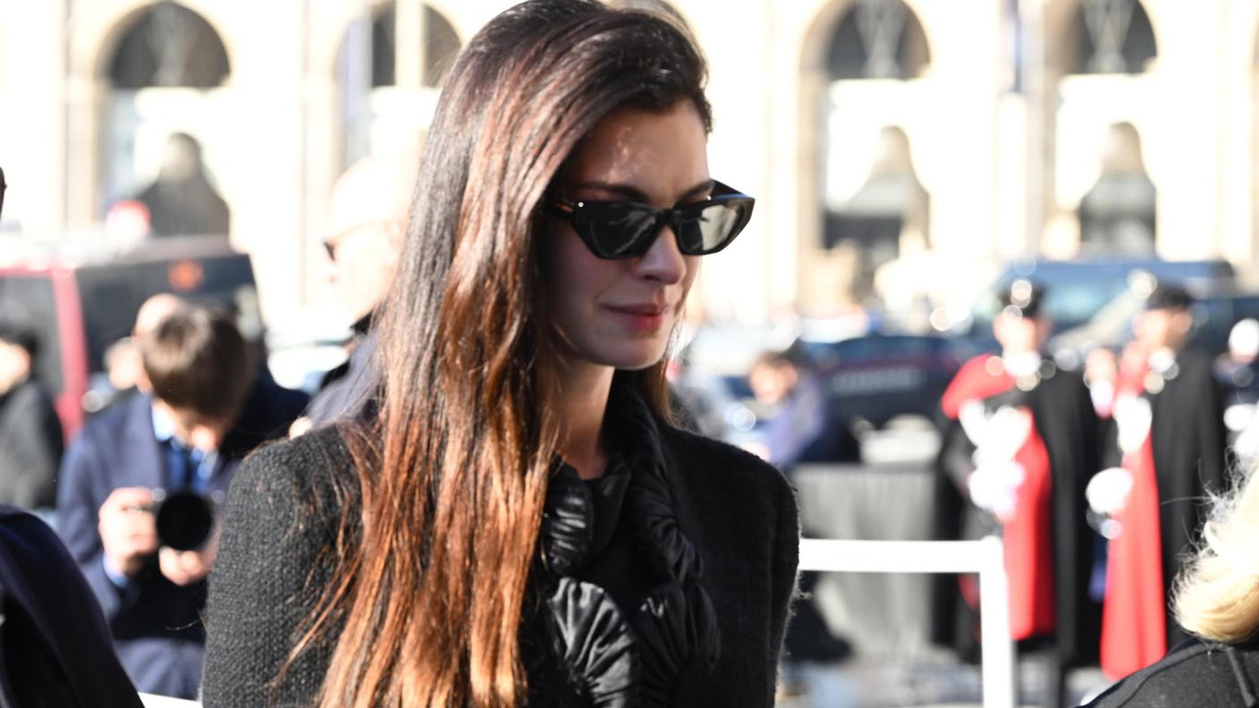  L'attrice Anne Hataway arriva ai funerali del suo "grande amico"