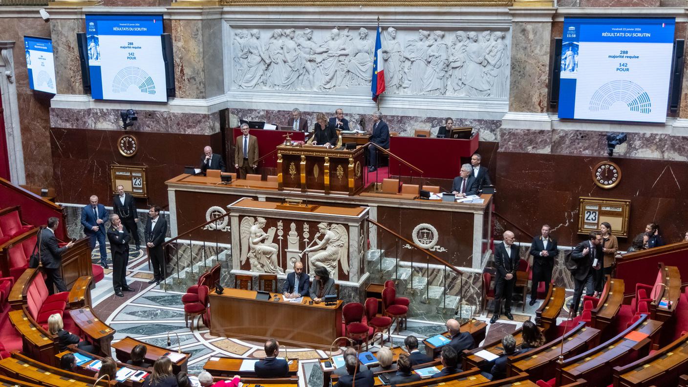 Sul tabellone luminoso i voti che hanno permesso al governo francese di superare le mozioni di sfiducia