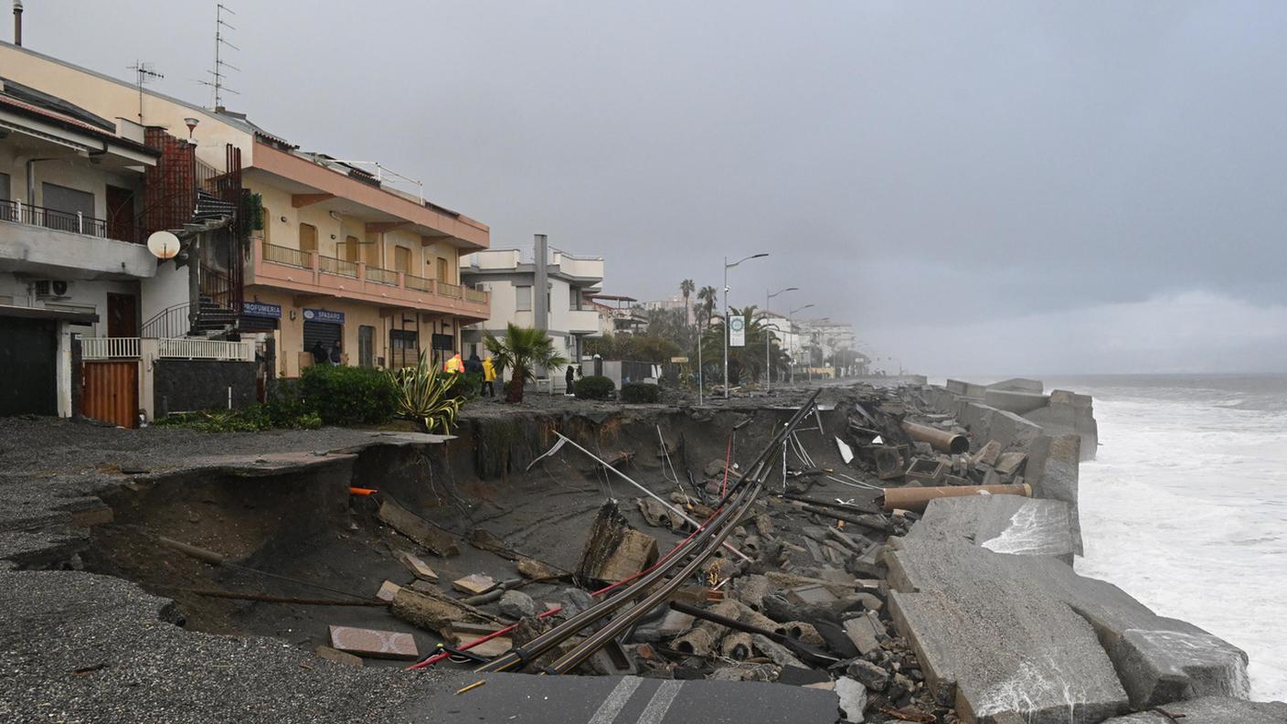 Una strada litoranea devastata dalla violenza del ciclone Harry a Santa Teresa di Riva in Sicilia