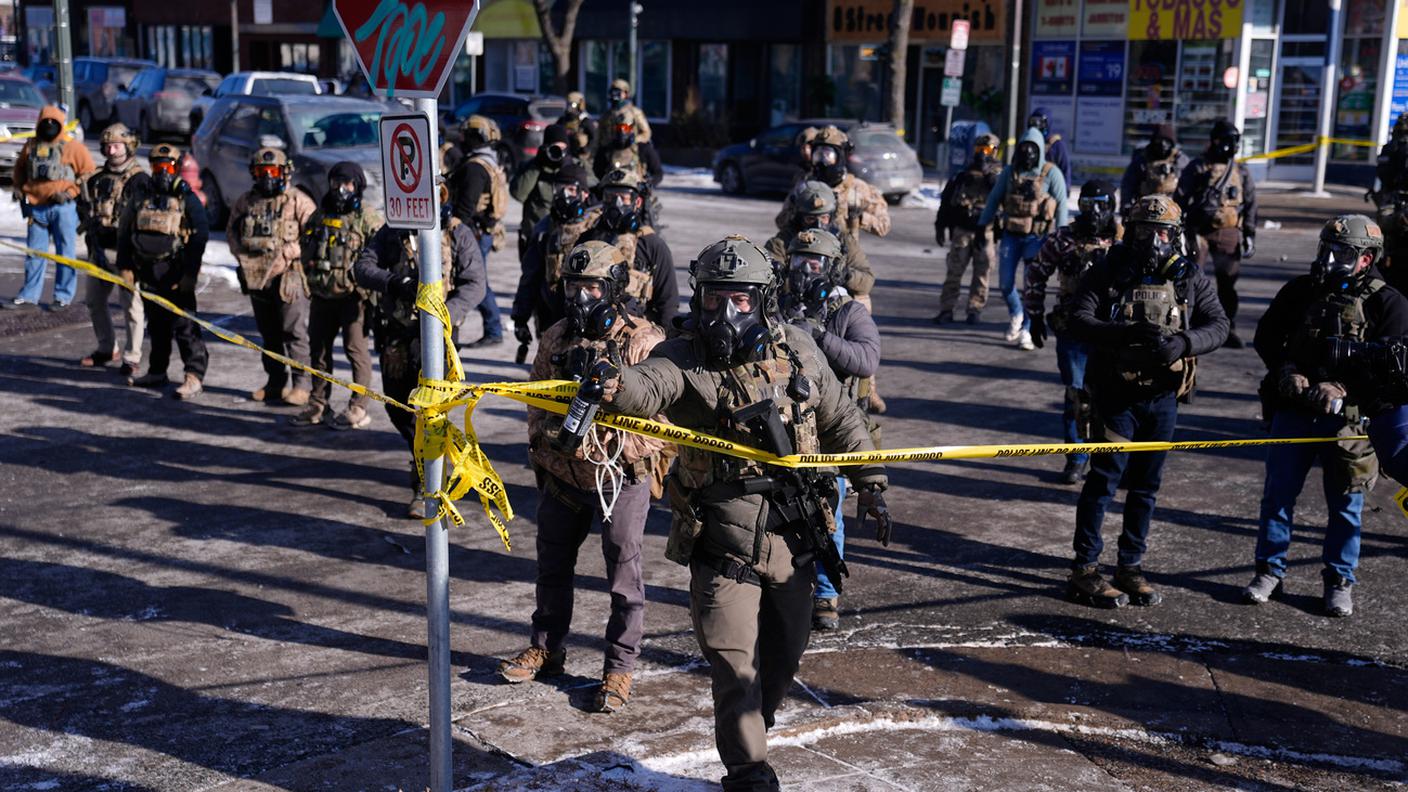 Agenti federali anti-immigrazione sparano spray al peperoncino su chi protesta dopo che un uomo è stato ucciso da un agente a Minneapolis. 24 gennaio 2026