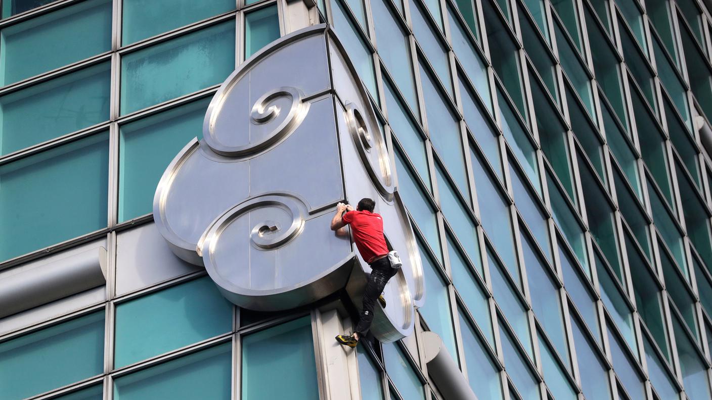 Honnold è il primo a conquistare il Taipei 101 senza corde, imbragatura o rete di sicurezza, ma non il primo a scalarlo
