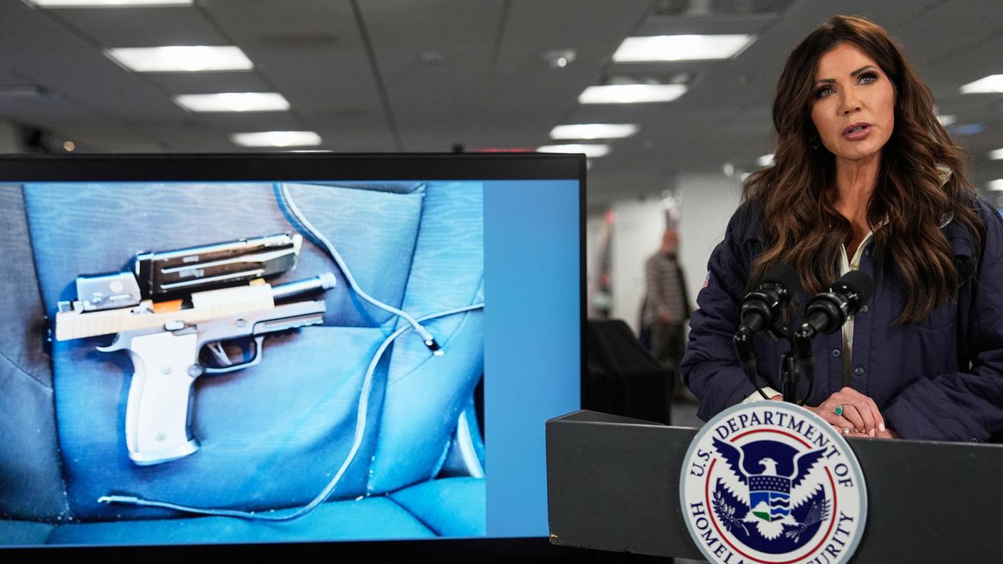 Kristi Noem mentre parla dell'infermiere ucciso da un agente federale dell'immigrazione a Minneapolis. 24 gennaio 2026