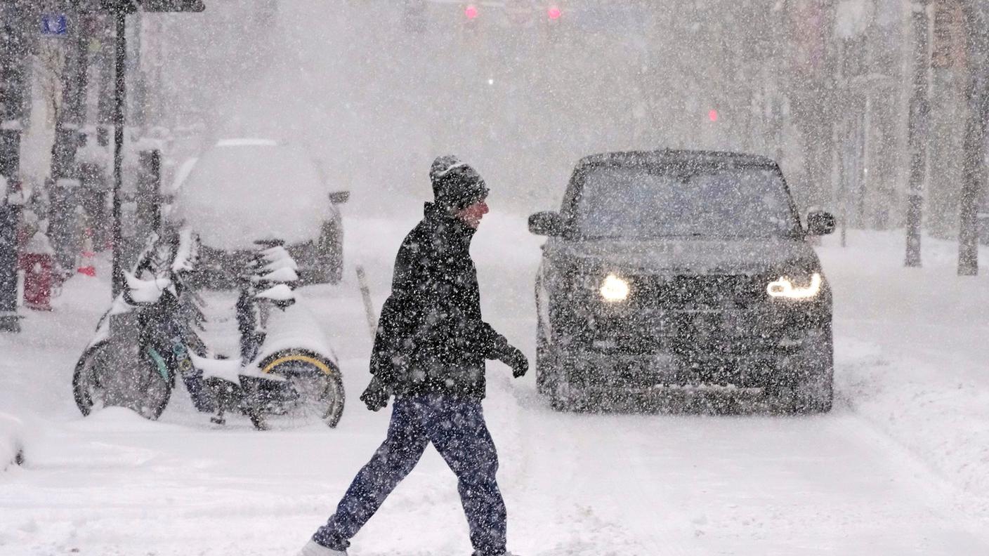 La neve continua a cadere copiosa su molte città americane come Pittsburgh in Pennsylvania