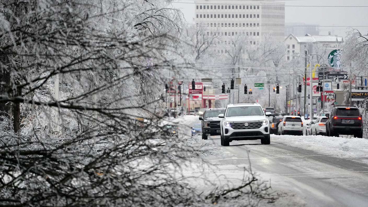 Solo pochi automobilisti si avventurano sulle strade ghiacciate di Nashville in Tennessee