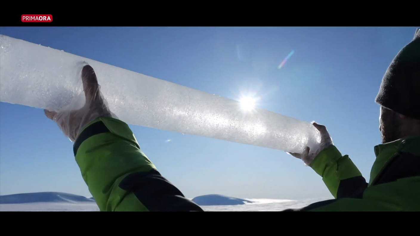 Una delle carote di ghiaccio prelevate e conservate