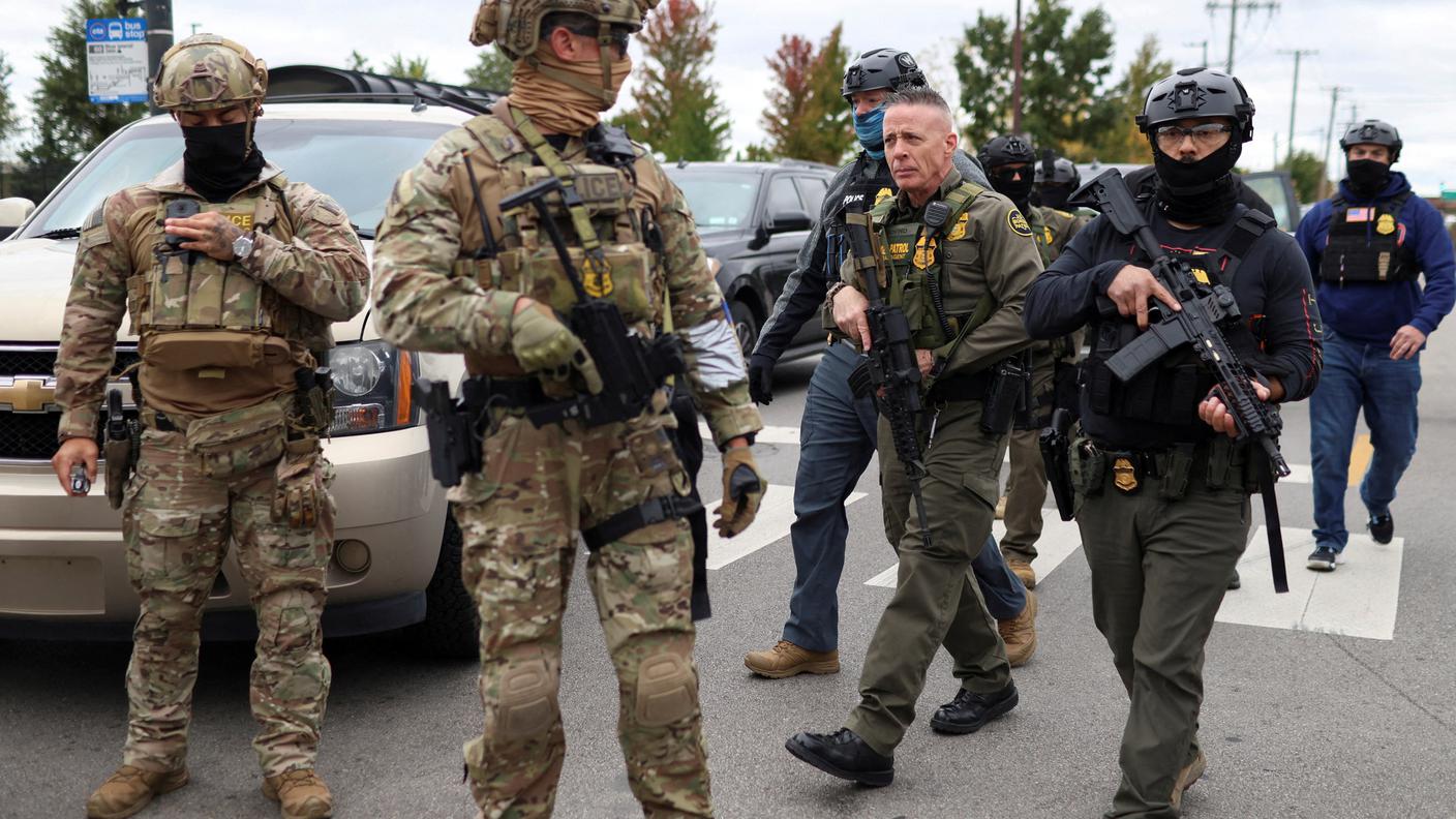 Greg Bovino, al centro, durante un'operazione sul terreno