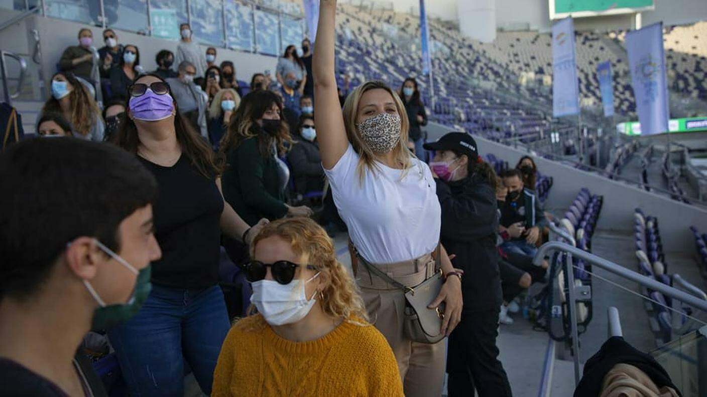 Volti felici dietro le mascherine al concerto di Tel Aviv