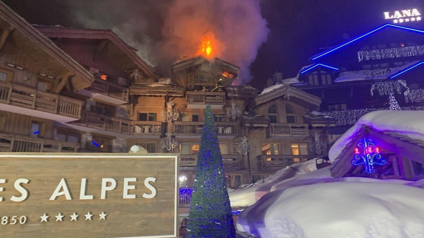 Le fiamme che sono divampate nell'albergo della stazione sciistica francese di Courchevel