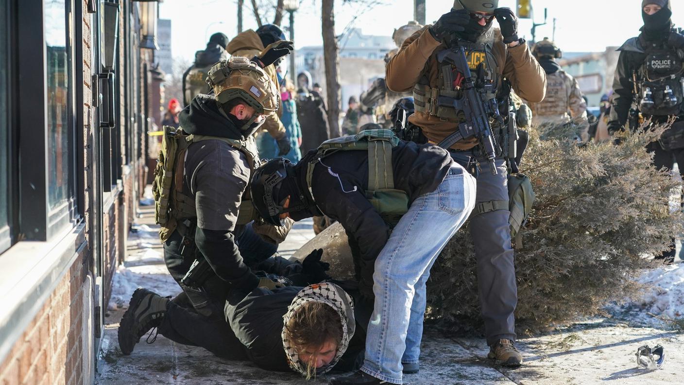 Un protestante arrestato dagli agenti dell'ICE a Minneapolis
