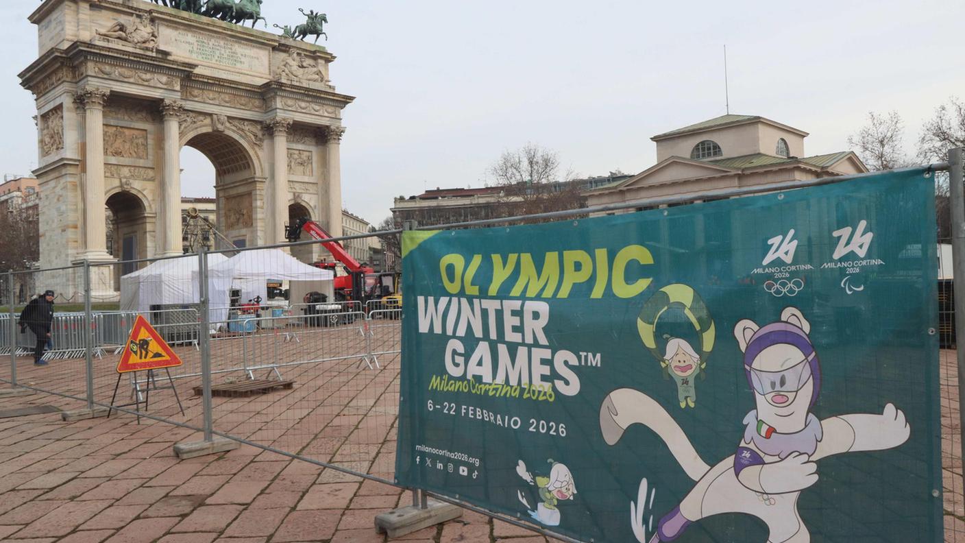 Ultimi preparativi all'Arco della Pace di Milano in vista della cerimonia di apertura delle Olimpiadi