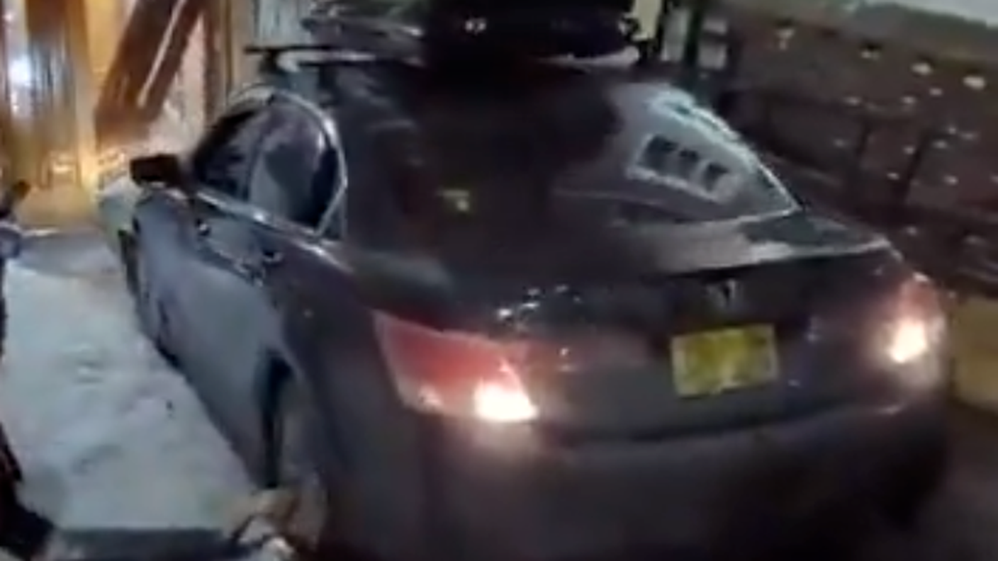 La macchina colpisce a più riprese il portone