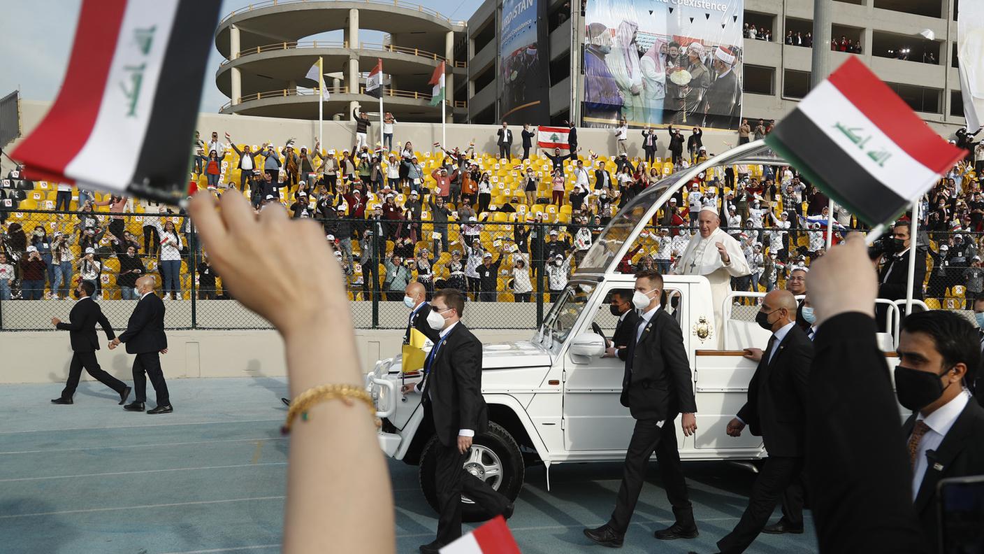 Papa Francesco al suo arrivo allo stadio Franso Hariri di Erbil dove ha celebrato la messa