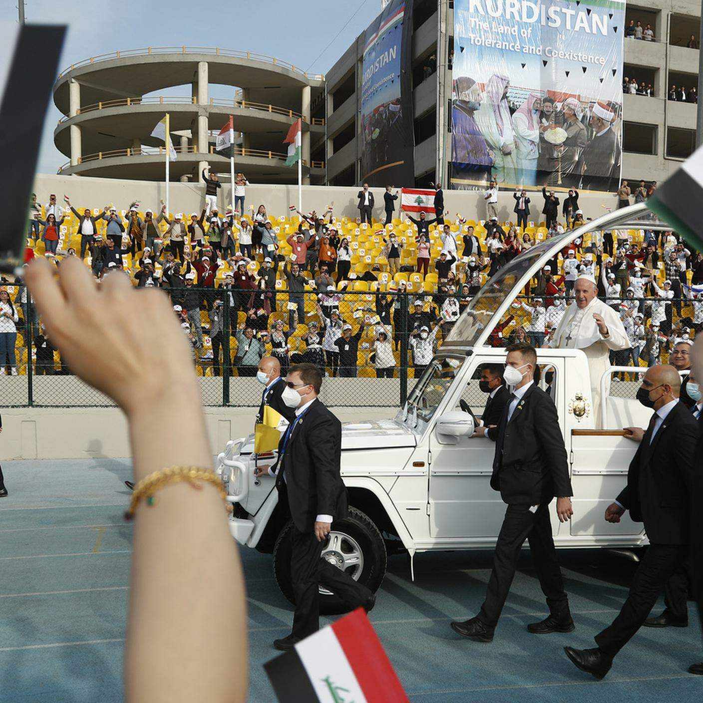 Papa Francesco al suo arrivo allo stadio Franso Hariri di Erbil dove ha celebrato la messa