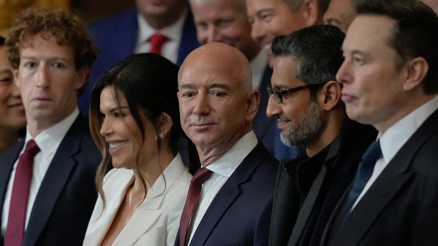 Da sinistra: Mark Zuckerberg, Lauren Sanchez, Jeff Bezos, Sundar Pichai ed Elon Musk partecipano alla 60ª cerimonia di insediamento presidenziale, il 20 gennaio 2025.