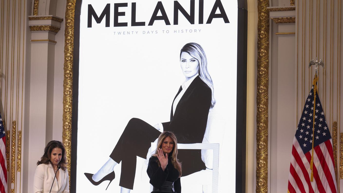 Melania Trump saluta il pubblico dopo il suo discorso e prima di suonare la campana di apertura alla Borsa di New York accanto a due dirigenti della NYSE, il 28 gennaio 2026.