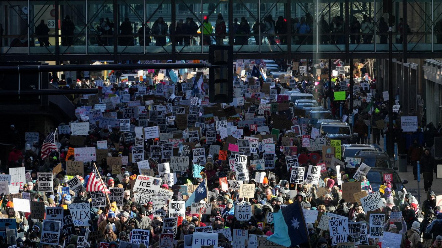 Migliaia di manifestanti hanno partecipato venerdì alla manifestazione "ICE Out" a Minneapolis