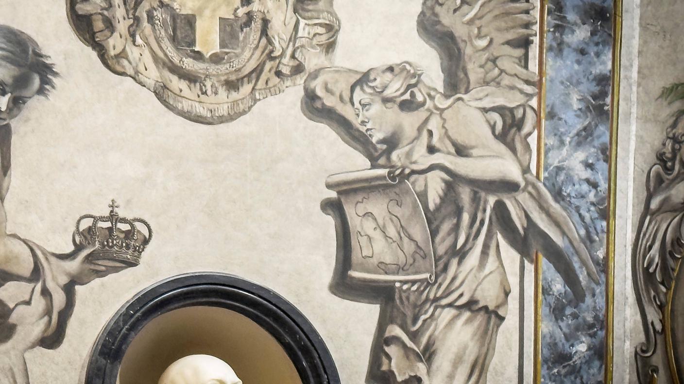 Il cherubino alla destra del busto del re ricorda qualcuno