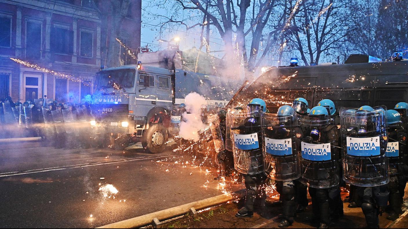 Contro gli agenti sono stati lanciati fuochi d'artificio e bombe carta