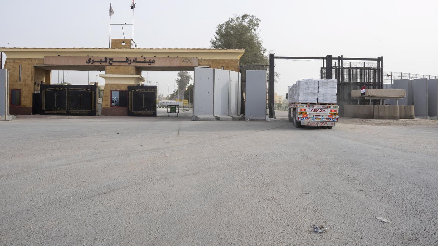 Un camion umanitario attraversa Rafah