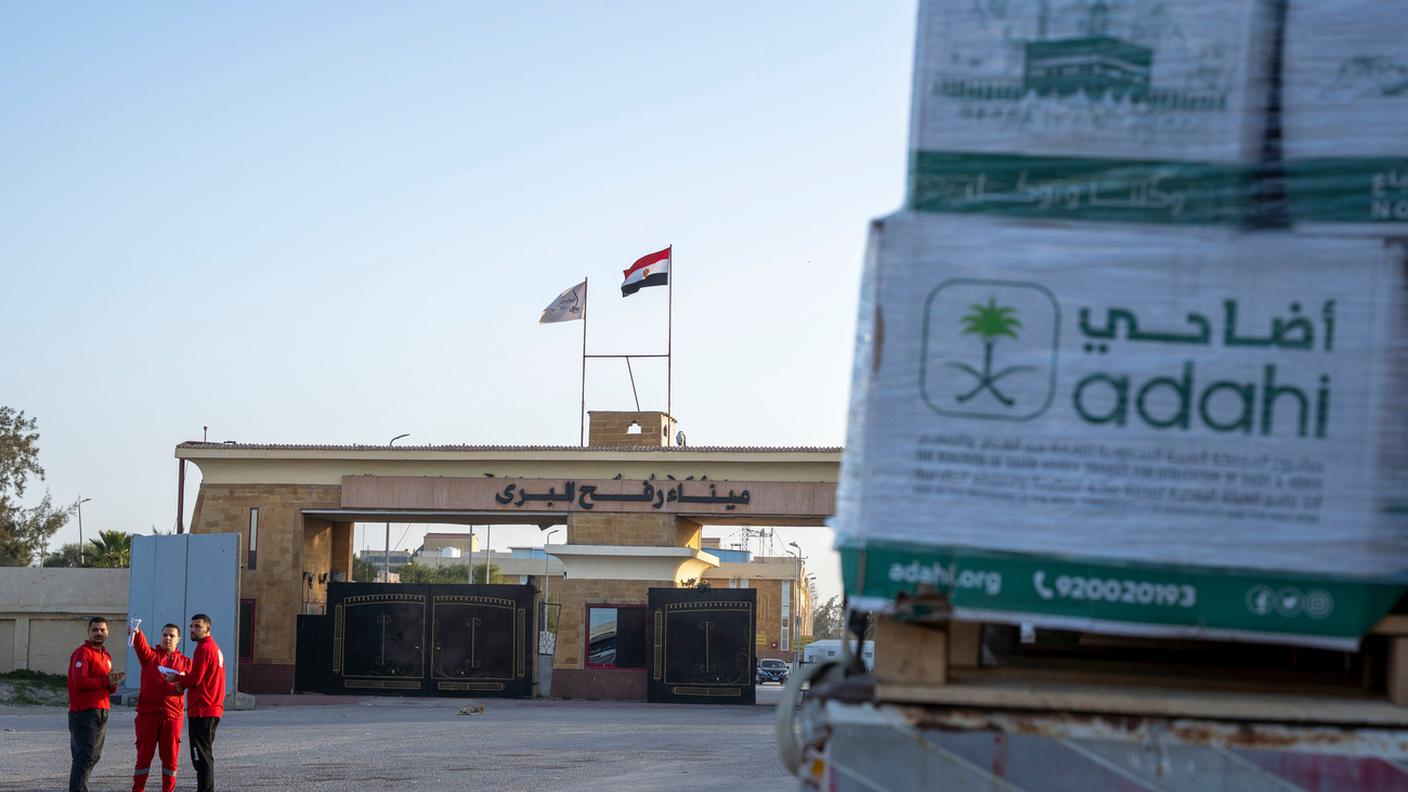 Rafah, un TIR in attesa di passare