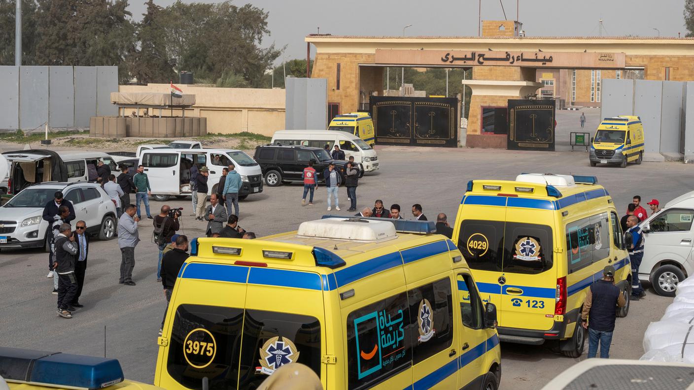 Al valico di Rafah alcune ambulanze dirette verso la Striscia di Gaza