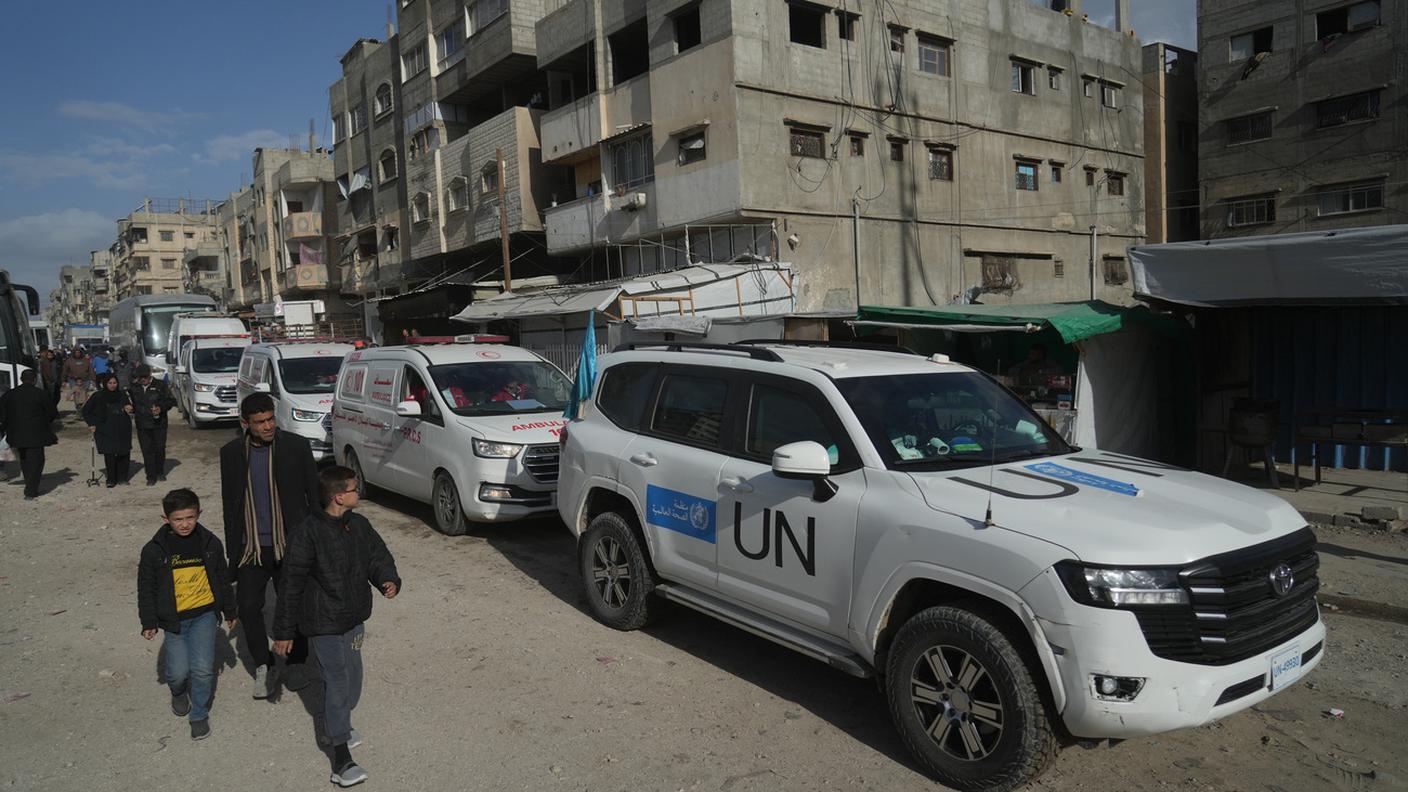 Un veicolo delle Nazioni Unite scorta le ambulanze e un autobus che trasportano pazienti palestinesi al valico di Rafah per lasciare la Striscia di Gaza