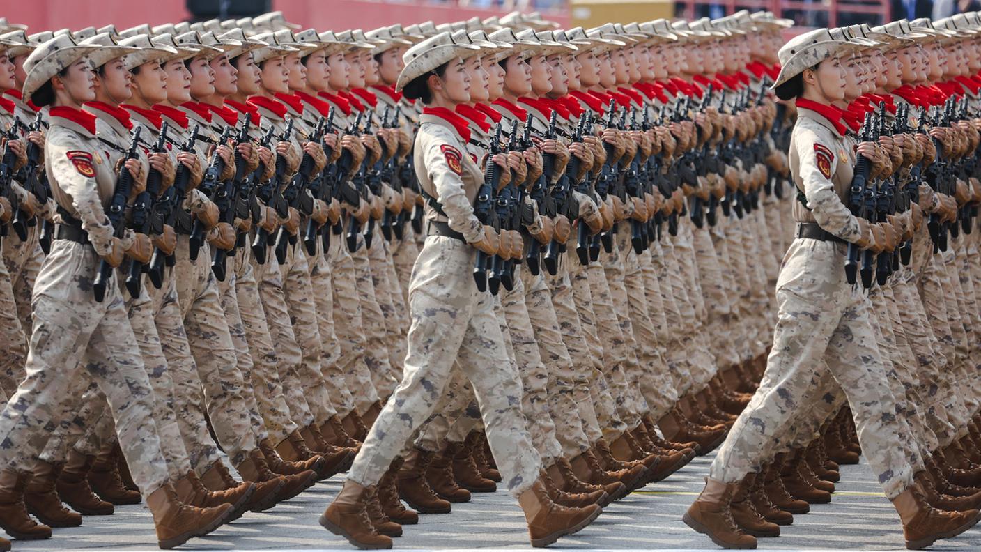 Truppe militari cinesi in marcia durante la parata militare a Pechino per l'80esimo anniversario della fine della guerra sino-giapponese