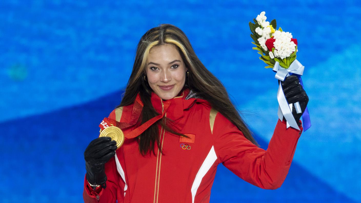 Eileen Gu con una delle medaglie vinte ai Giochi del 2022