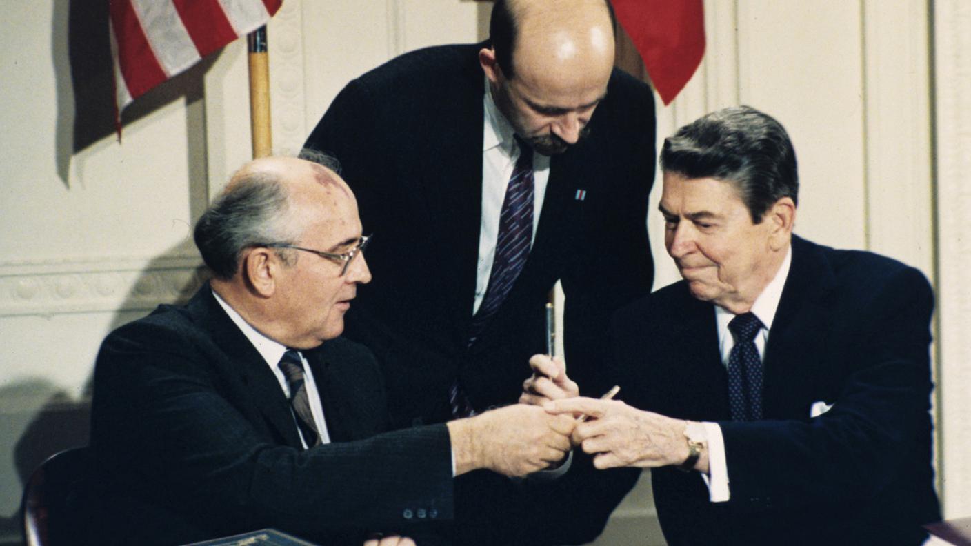 Scambio di penne tra Gorbaciov e Reagan, l'8 dicembre 1987 viene siglato il Trattato INF