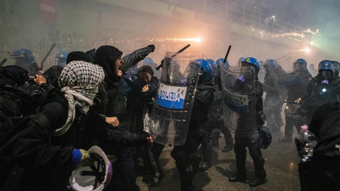 Alcune immagini degli scontri tra persone a volto coperto e la polizia 