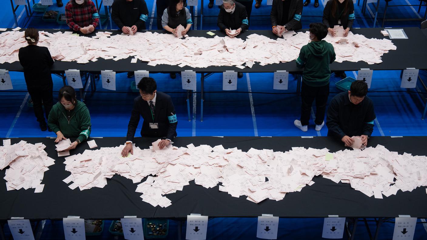 I funzionari elettorali contano i voti per le elezioni della Camera bassa a Tokyo domenica