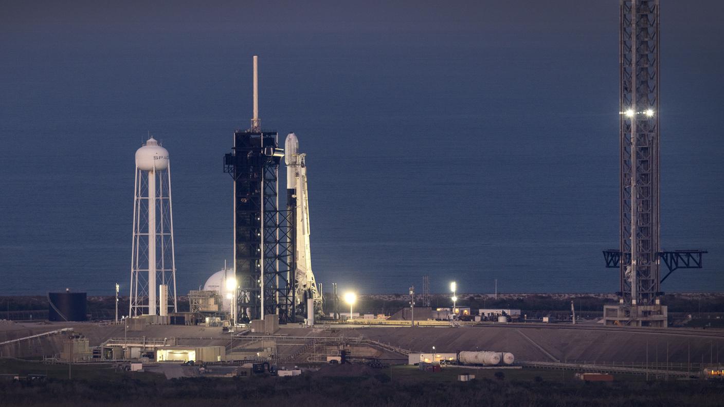 Un lander lunare Nova‑C posizionato sulla rampa di lancio del Kennedy Space Center in Florida, montato su un razzo SpaceX Falcon 9 in vista del decollo del 26 febbraio 2025. La missione rientra nel programma Commercial Lunar Payload Services della NASA e nell’iniziativa Artemis. 
