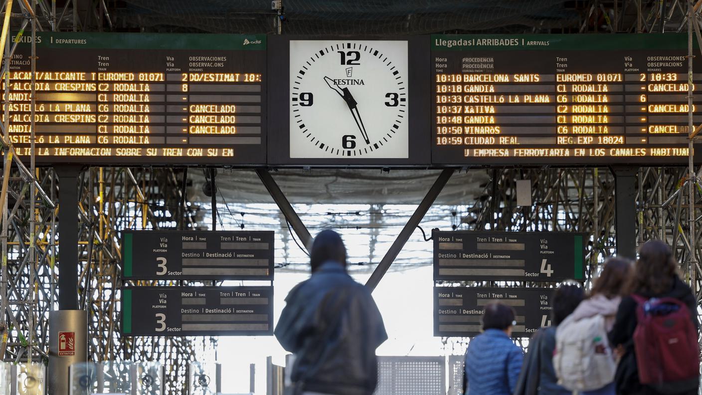 Una schermata informativa riporta le rotte cancellate alla stazione ferroviaria della Estación del Norte di Valencia durante lo sciopero nazionale dei ferrovieri