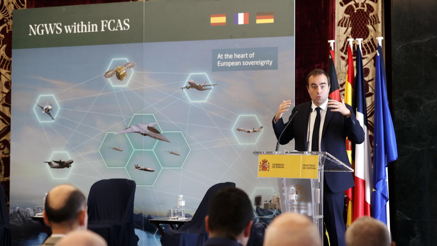 L'allora ministro della Difesa francese Sebastien Lecornu nel 2023, durante la cerimonia di firma del programma Future Combat Air System