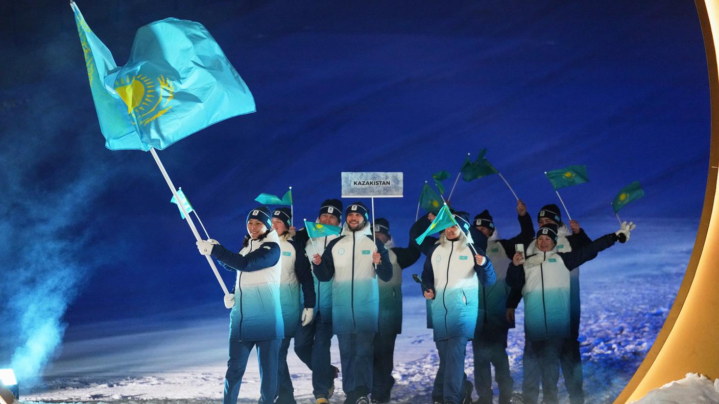 La squadra kazaka alla Cerimonia d'apertura: per Petrecca era formata "da quattro atleti, sette dei quali nello sci di fondo"
