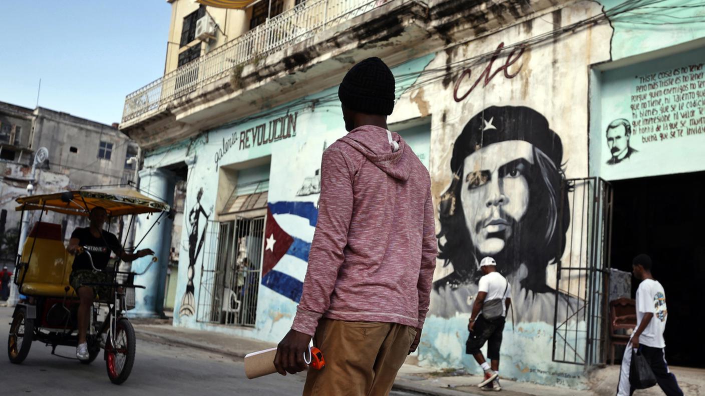 Un murale raffigura il rivoluzionario Ernesto "Che" Guevara a l'Avana, Cuba