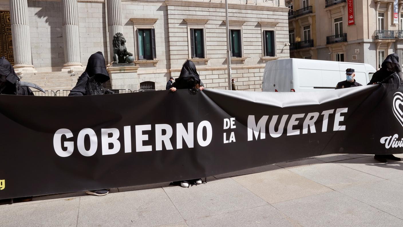 Una manifestazione di protesta a Madrid contro l'approvazione della legge sull'eutanasia