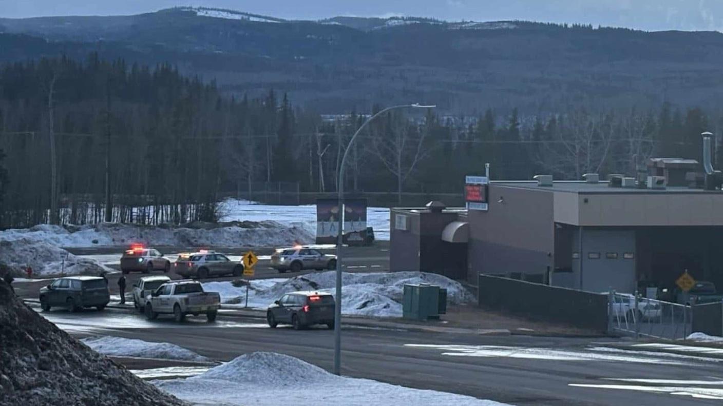 La scuola di Tumbler Ridge, in Canada, dove sono state trovate morte svariate persone martedì sera