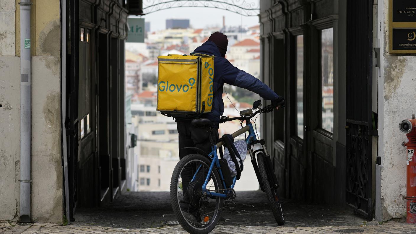 Un fattorino consegna il cibo a domicilio in bicicletta