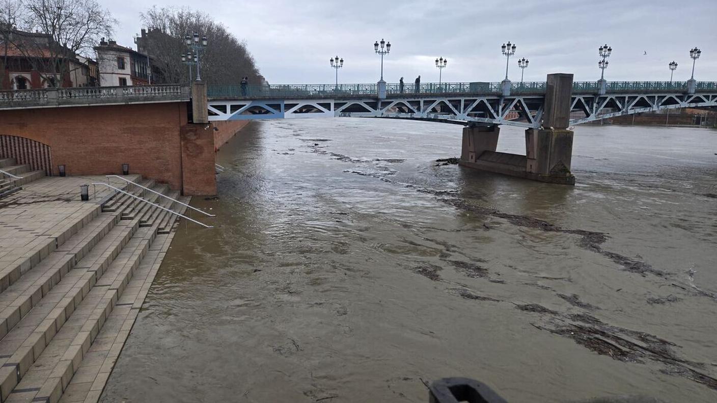 l maltempo ha investito un'ampia zona della Francia lasciando senza corrente centinaia di migliaia di abitanti
