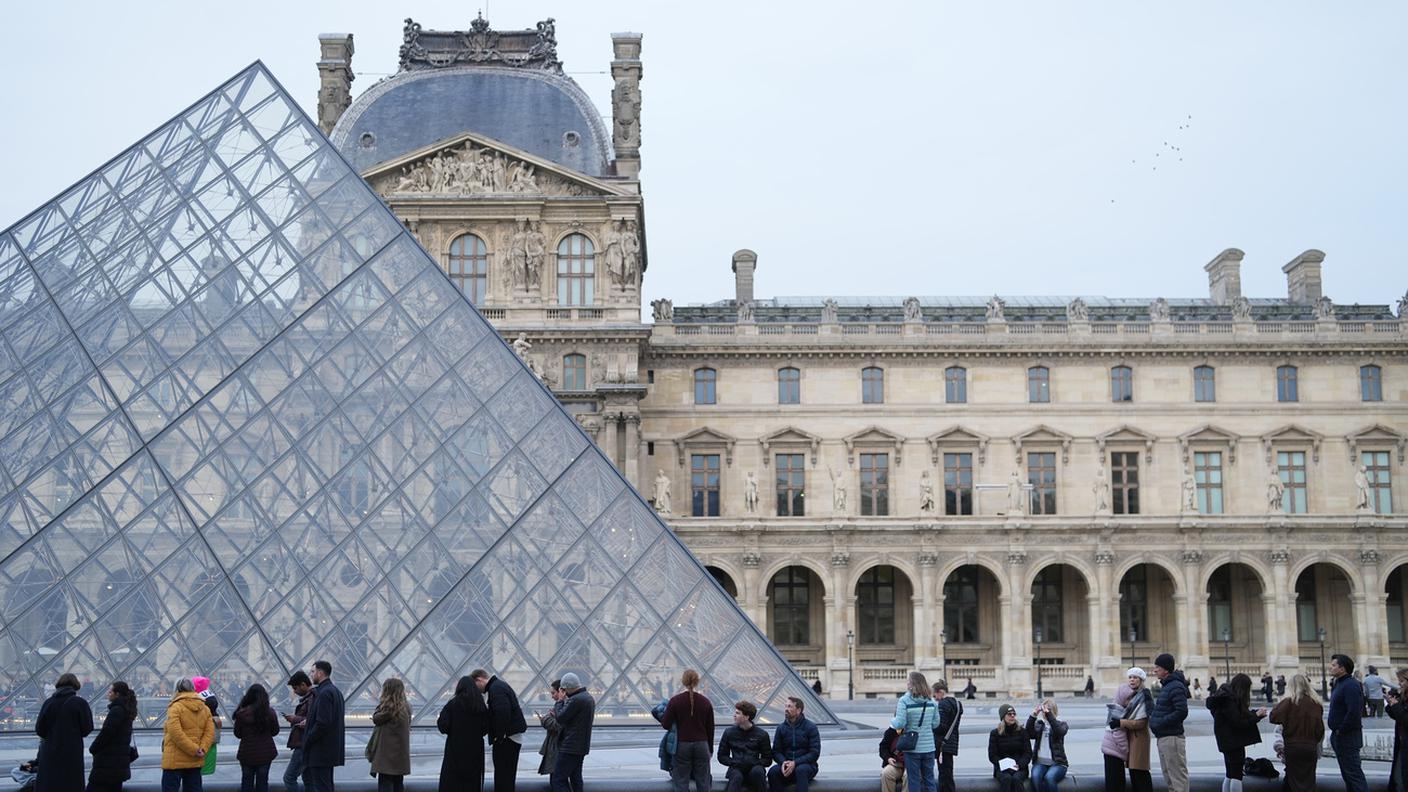 Il Louvre di Parigi è il museo più visitato del mondo