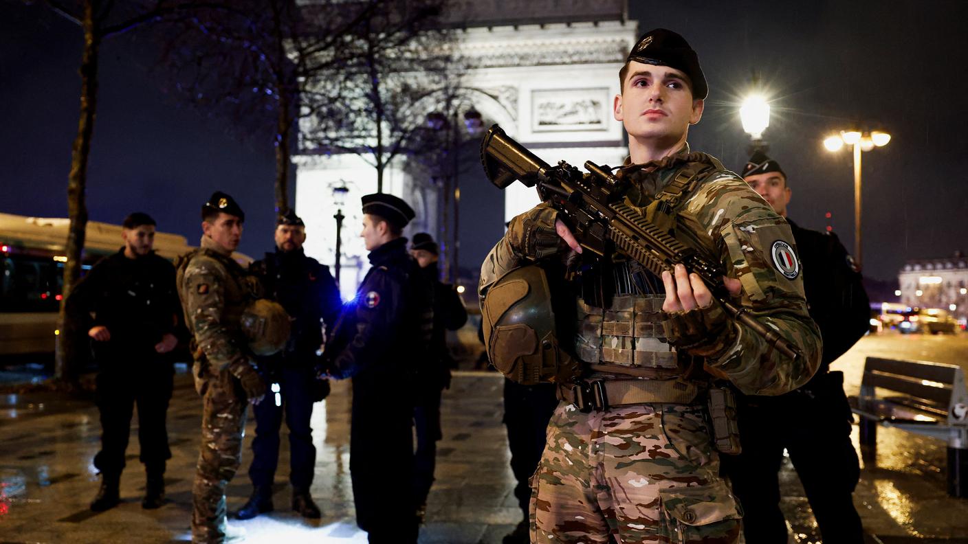 Poliziotti e militari francesi hanno messo in sicurezza l'area dove è avvenuta l'aggressione