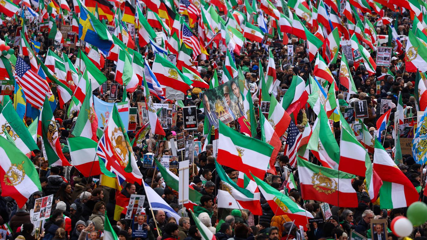 I manifestanti durante la protesta organizzata dall'associazione The Munich Circle