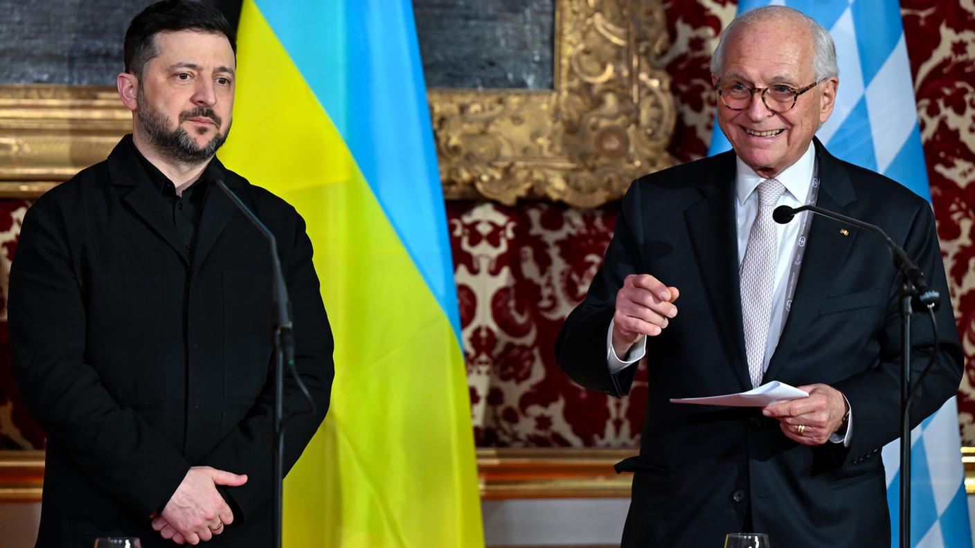 Il presidente della Conferenza Wolfgang Ischinger (destra) e il presidente ucraino Volodymyr Zelensky