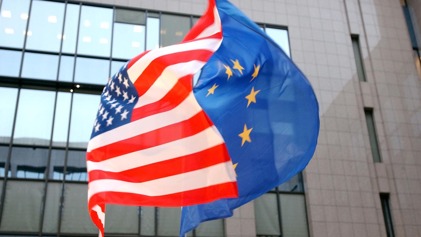La bandiera dell'Unione europea e quella statunitense sventolano insieme