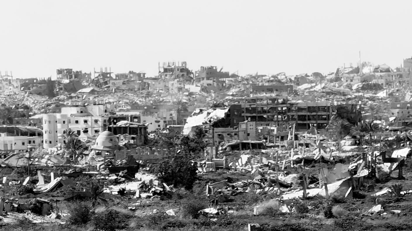 Le rovine di Khan Yunis viste da una postazione dell'esercito israeliano, oggi abbandonata