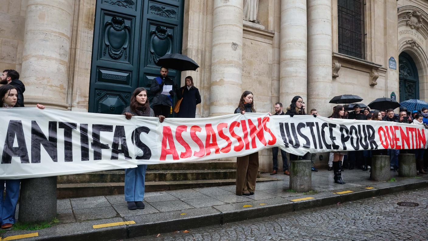 Una manifestazione tre giorni fa a Parigi per chiedere giustizia per il giovane ucciso