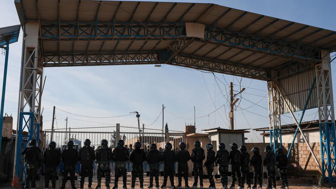 Le forze di sicurezza siriane all'entrata del campo al-Hol che ospita le famiglie dei presunti combattenti dell'IS