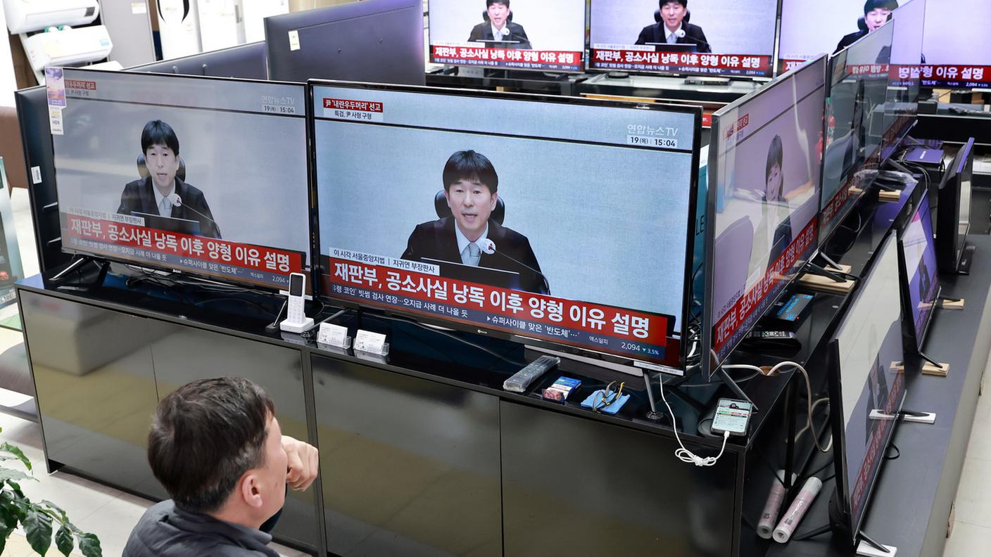 La notizia della condanna dell'ex presidente è stata data subito dalle televisioni sudcoreane giovedì