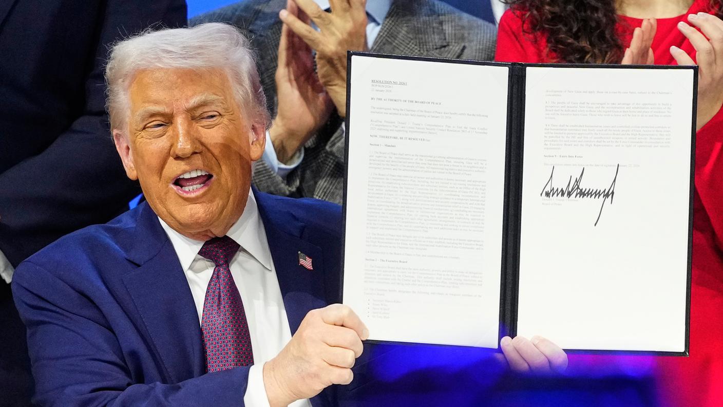 Donald Trump mostra il documento firmato che decreta la fondazione del Board of Peace